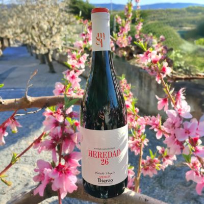 Heredad 26 Mencía botella entre flores.