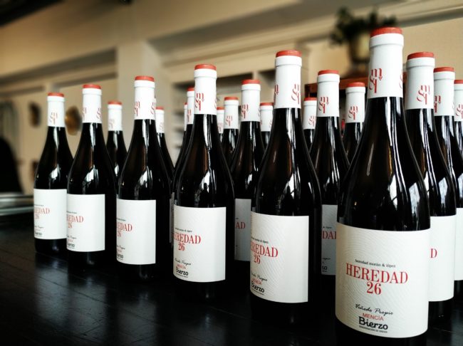 Selección de botellas de Heredad Morán & López listas para la venta