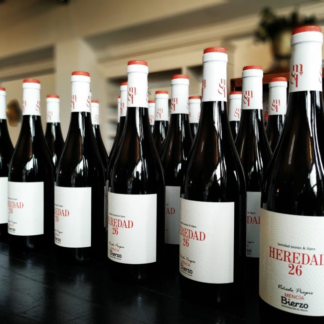 Selección de botellas de Heredad Morán & López listas para la venta