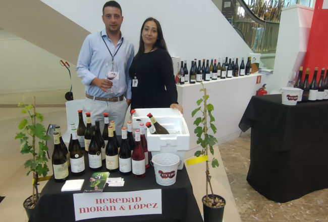 Miguel Ángel y Estefanía Morán presentando sus vinos en un evento