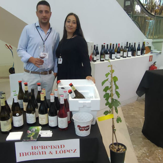 Miguel Ángel y Estefanía Morán presentando sus vinos en un evento