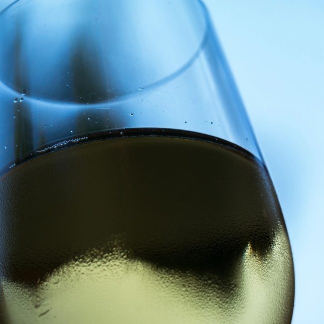 Detalle de copa de vino blanco Godello en plena cata