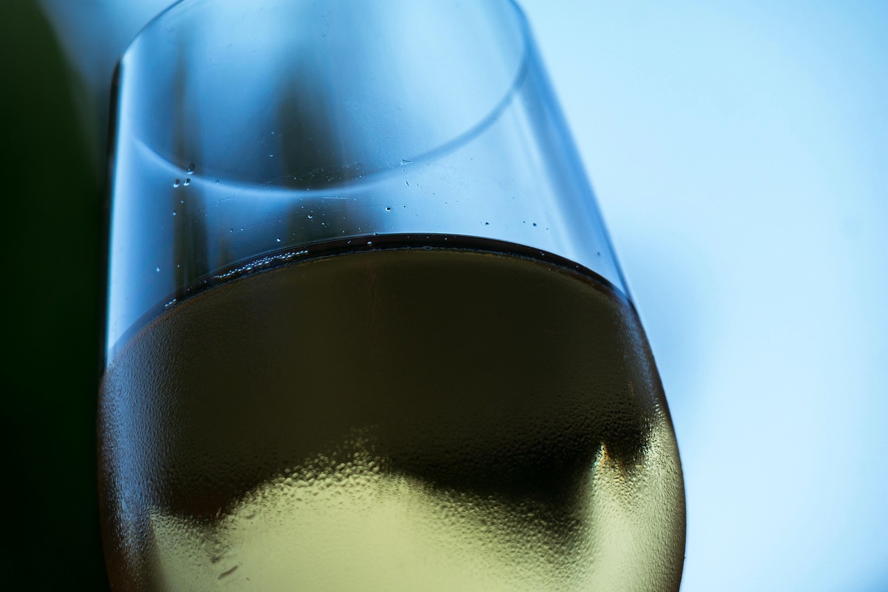 Detalle de copa de vino blanco Godello en plena cata
